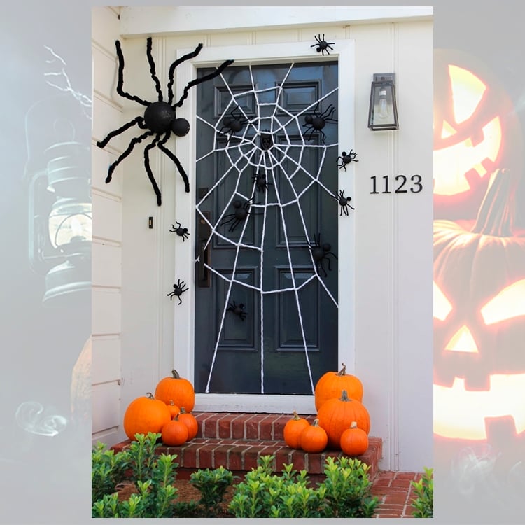 Foto de decoração de porta para o Halloween.