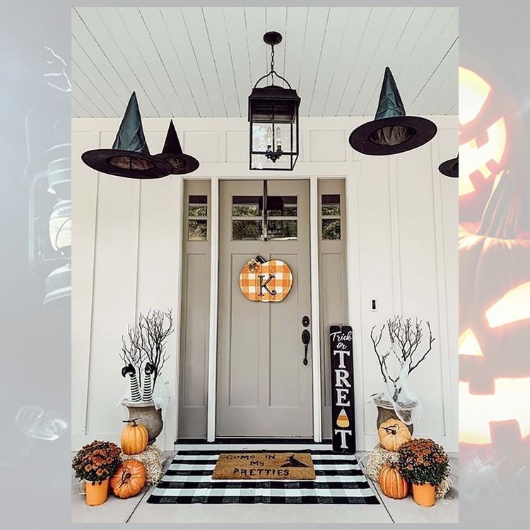 Foto de decoração de porta para o Halloween com chapéus de bruxa, abóboras e outros