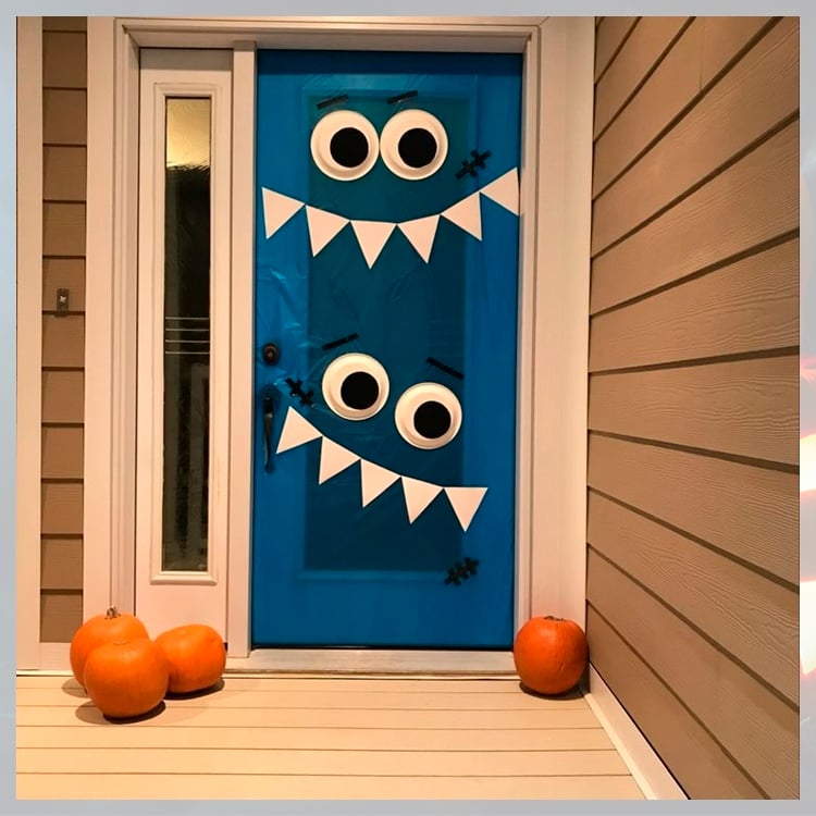 Foto de porta decorada de monstro azul para o Dia das Bruxas