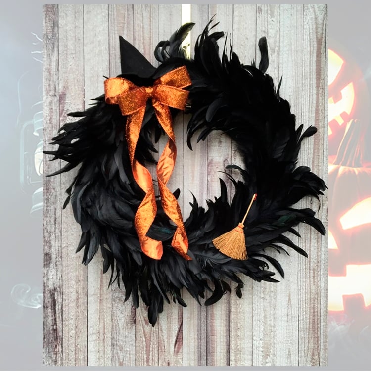 Foto de decoração de porta para o Halloween com penas pretas e laço laranja