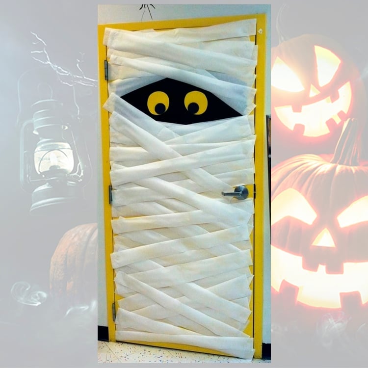 Foto de decoração de porta para o Halloween, múmia