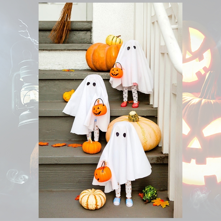 Foto de decoração para o Dia das Bruxas, fantasminhas e abóboras na escada