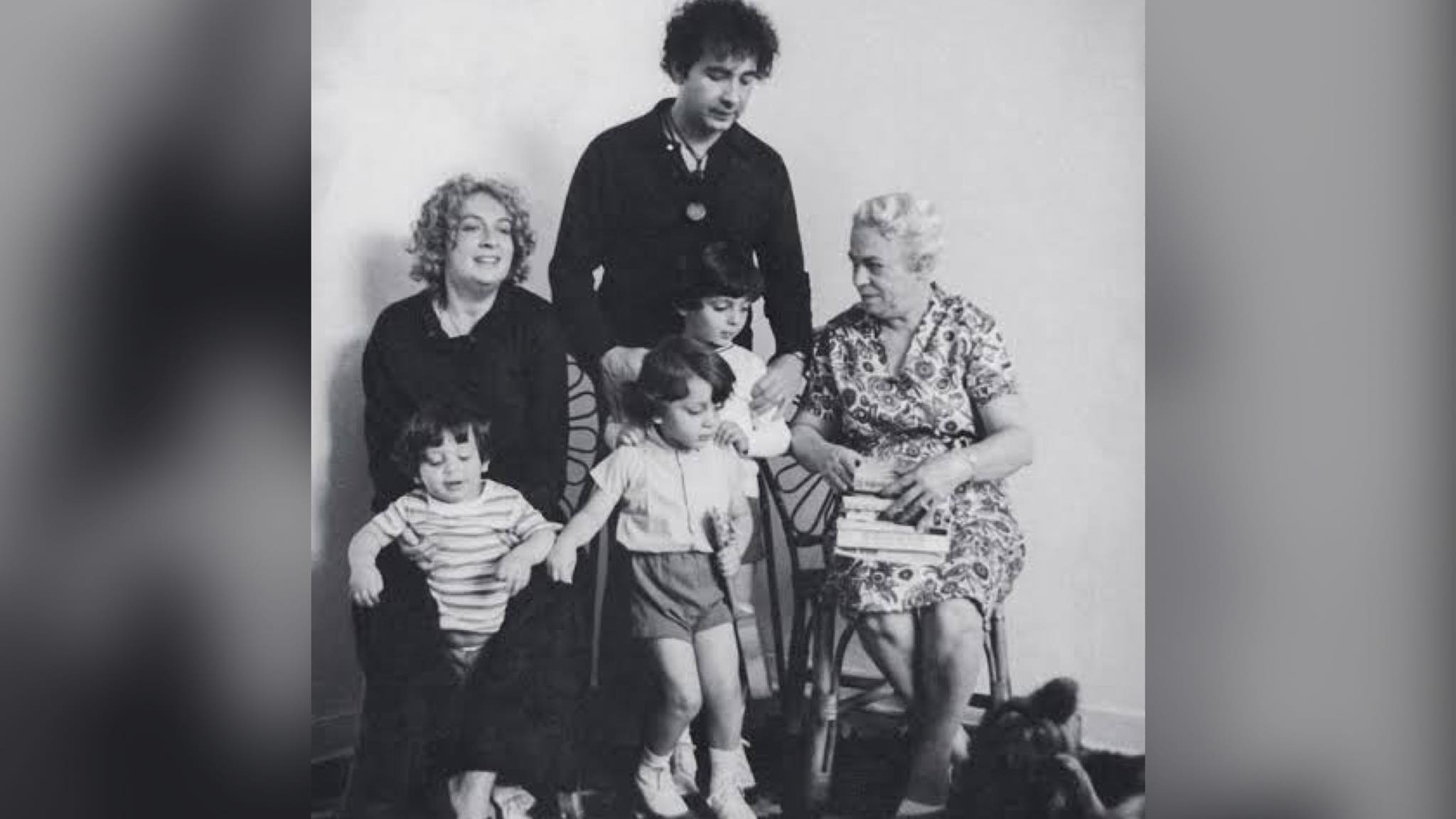 Sérgio Mamberti ao lado da primeira esposa, filhos e sogra. Fonte: Reprodução/ Instagram