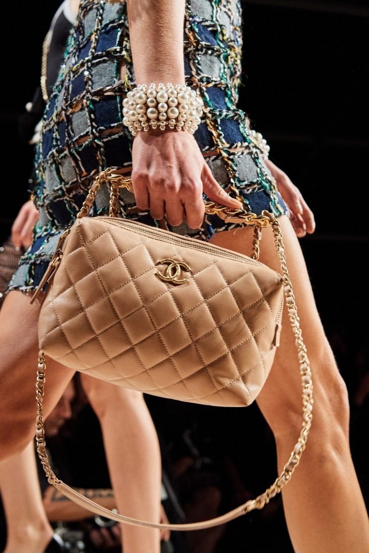 Detalhe de vestido Chanel em jeans, patchwork com adornos brilhantes como strass e canutilhos