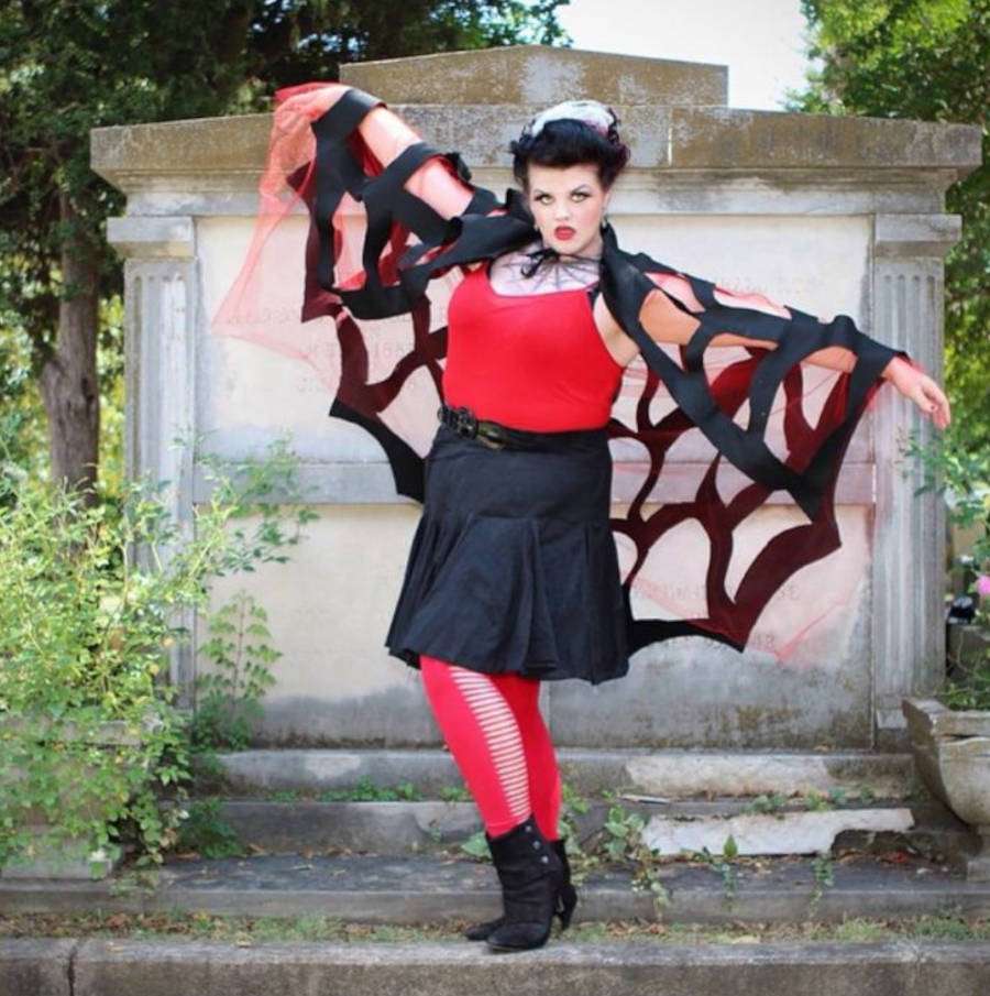 Foto de mulher com capa de aranha e tule vermelho por baixo