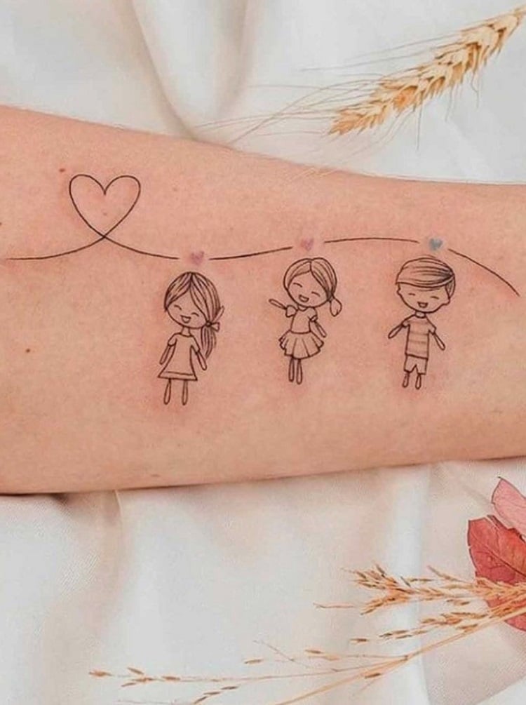 Tatuagem delicada de filhos