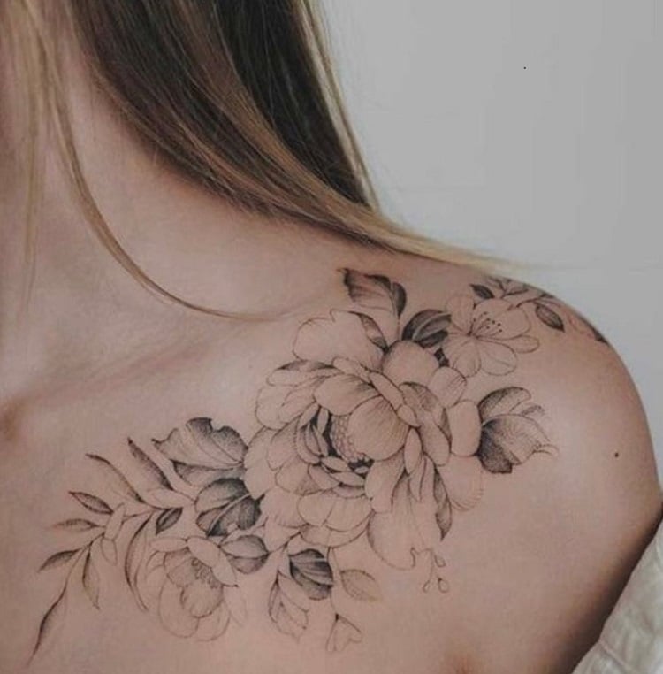 Tatuagem feminina no ombro