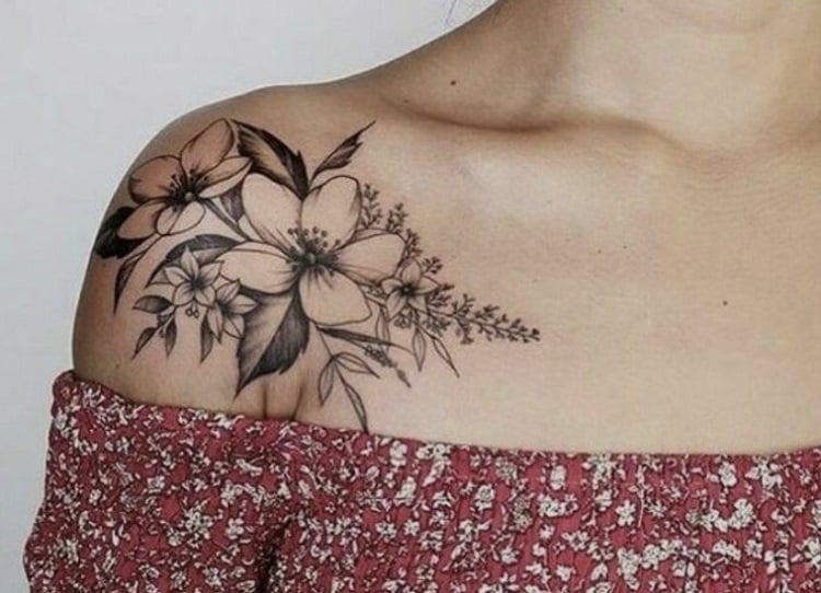 Tattoo com flores no ombro