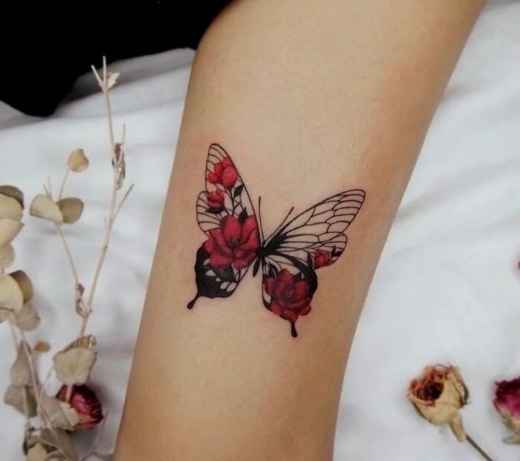 Tatuagem com borboleta florida