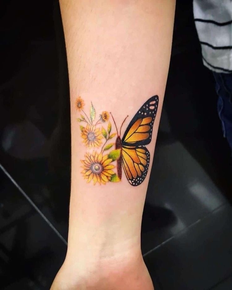 Tatuagem de girassol com borboleta