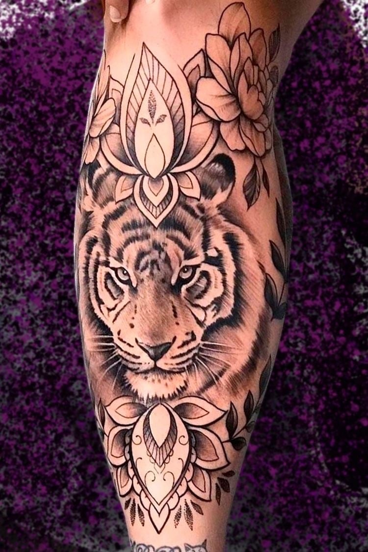Tatuagem de tigre na perna