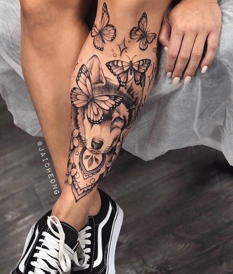 Tatuagem de lobo na perna