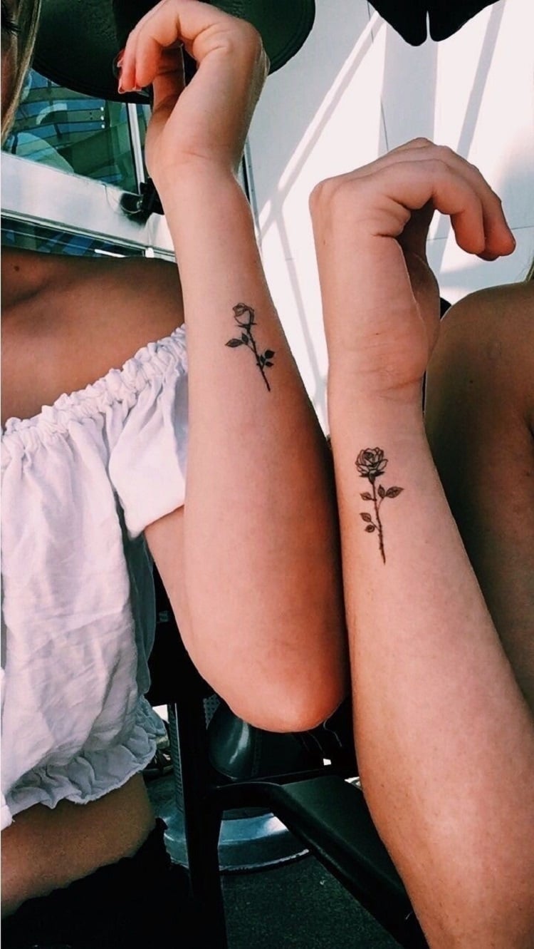 Tatuagem com flores combinando