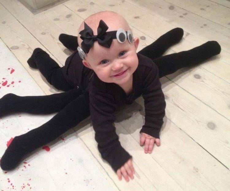 Bebê com fantasia de aranha