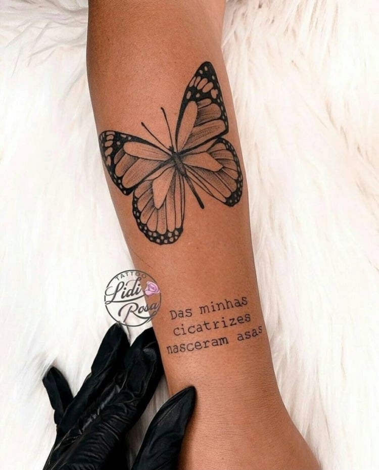 Tatuagem borboleta com frase