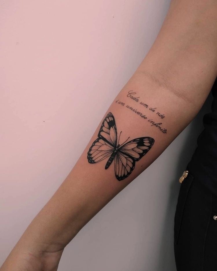 Tatuagem de frase e borboleta