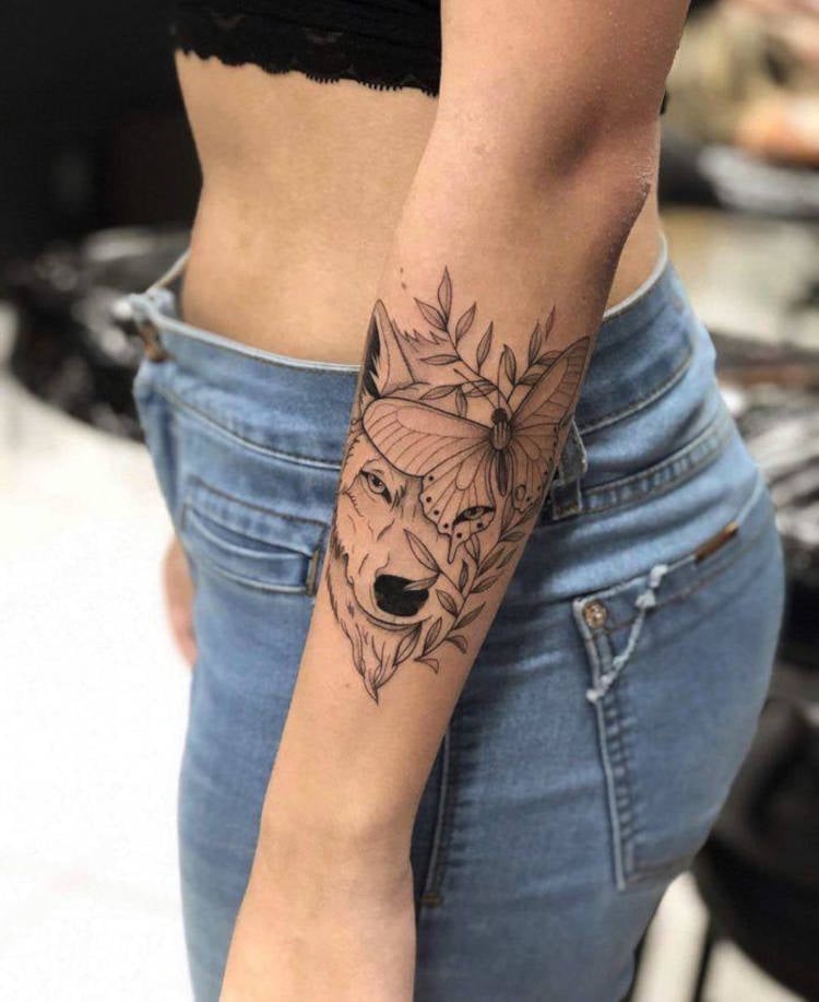 Tatuagem de lobo e borboleta
