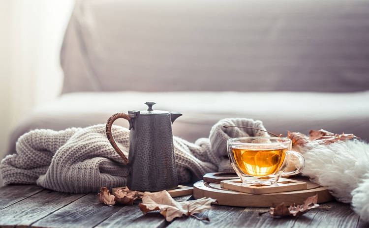 Foto de bule de chá de mulungu ao lado de xícara