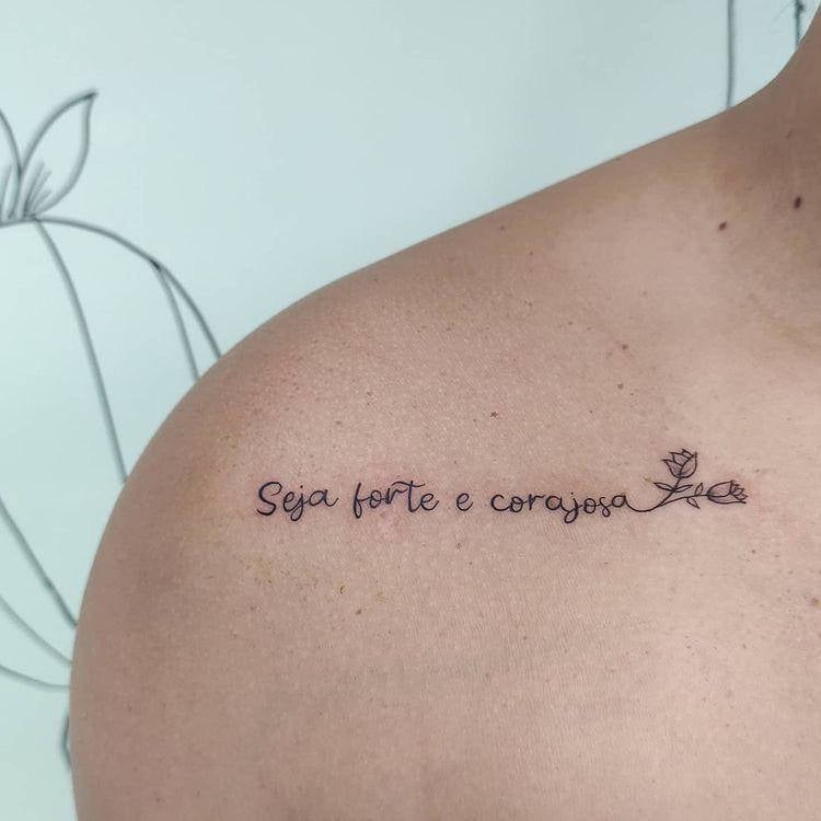 Tatuagem "seja forte e corajosa" no ombro
