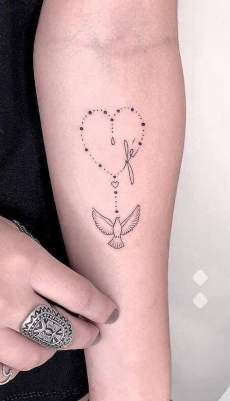 tatuagem feminina de fé