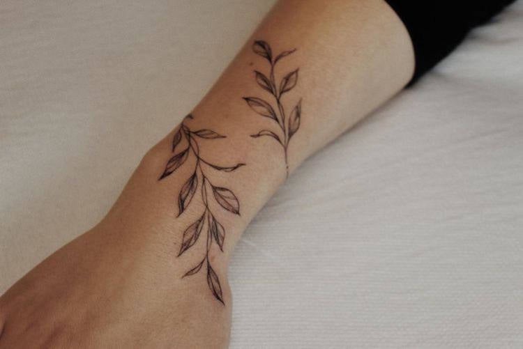 Tatuagem de ramo de folhas