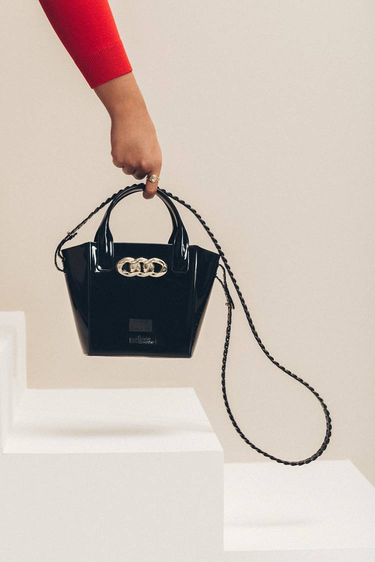 collab Melissa e Camila Coutinho: bolsa Trust preta com corrente collab Melissa e Camila Coutinho