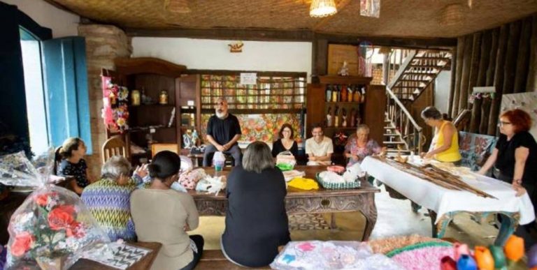 Ronaldo Fraga e artesãos participam da 5ª Semana Criativa de Tiradentes
