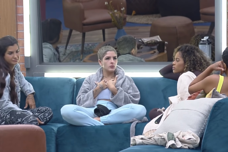 Marina Ferrari, Lary Bottino e Sthe Mattos conversando no sofá da sala em A Fazenda 2021. A Fazenda 05/10