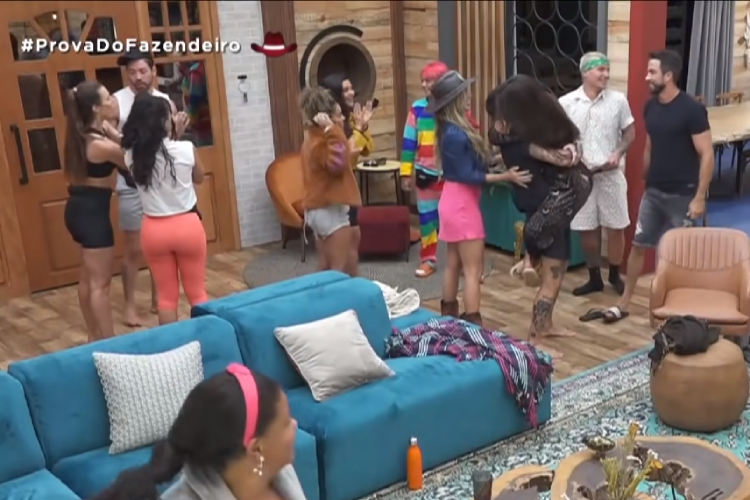 Foto dos peões reunidos na sala comemorando a volta do Fazendeiro da semana. A Fazenda 2021 Programação 06/10