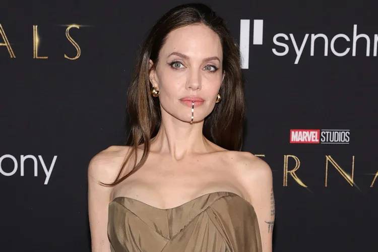 Angelina Jolie, em pré-estreia de Eternos, usa joia nos lábios e queixo