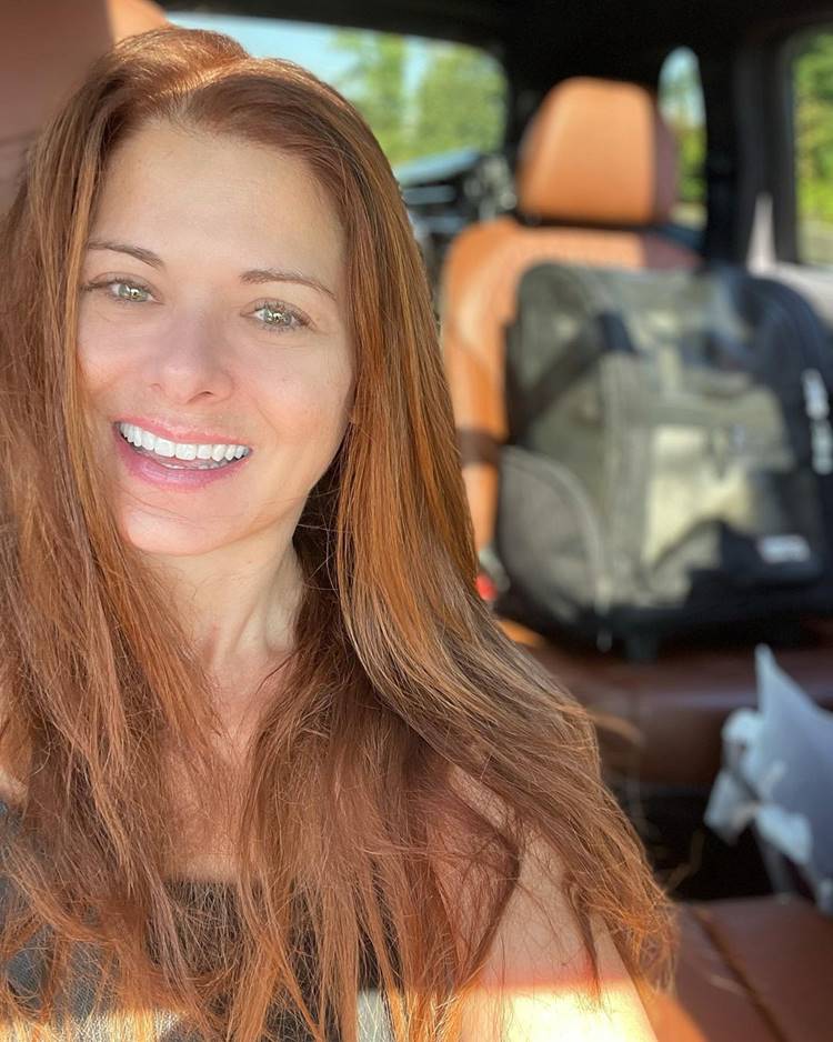 A atriz Debra Messing aos 53 anos de idade. Foto de Debra Messing.