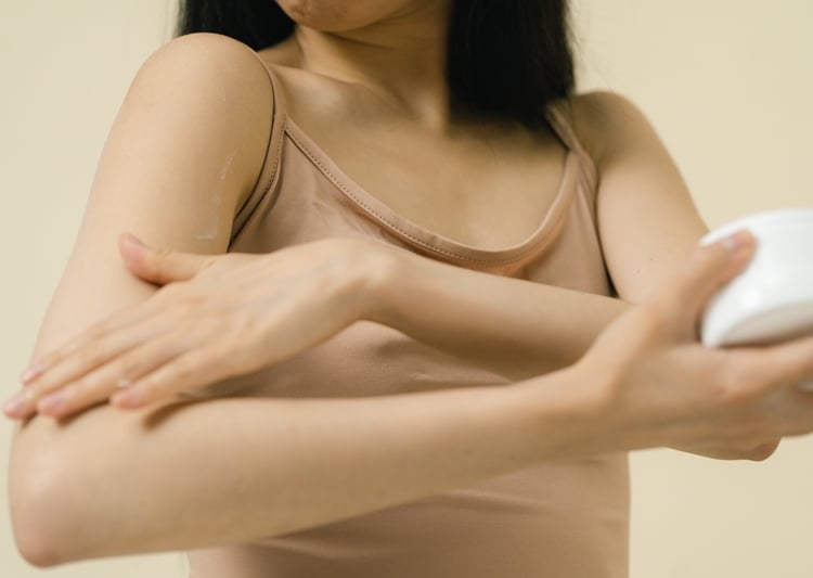 Foto de mulher massageando os braços. Auto drenagem linfática.