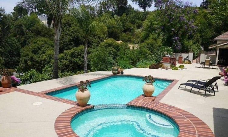 Foto da piscina e jacuzzi da casa do brasileiro Lucas Castellani.