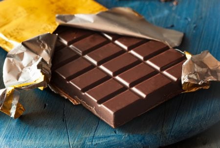 Chocolate amargo: 5 benefícios comprovados para a saúde