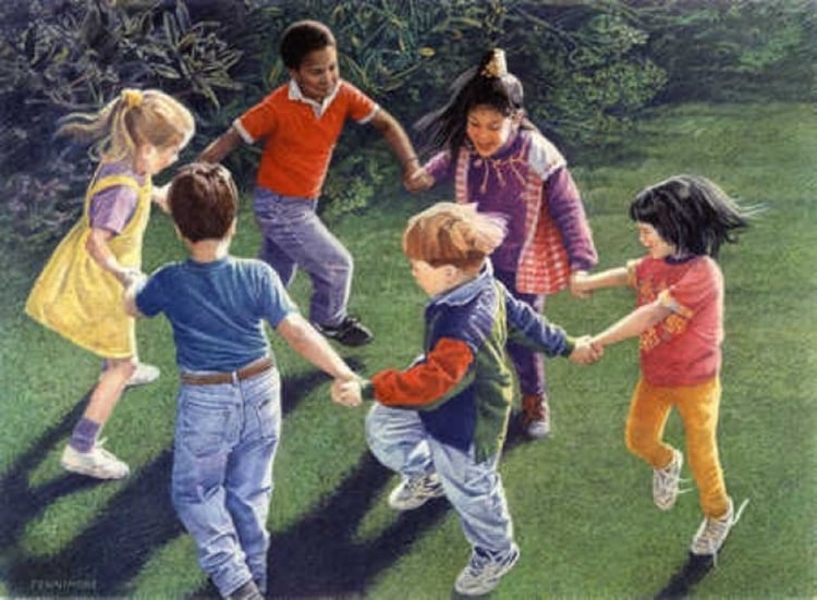 Foto de crianças dando as mãos em forma de roda.