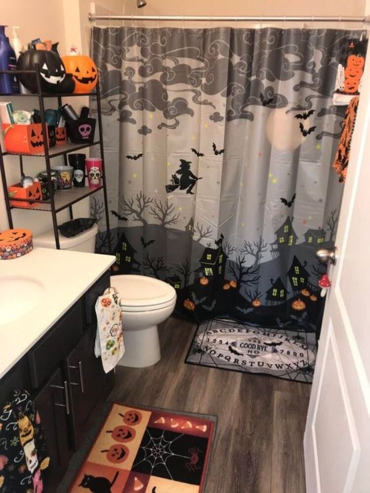 Banheiro com decoração simples de Halloween.