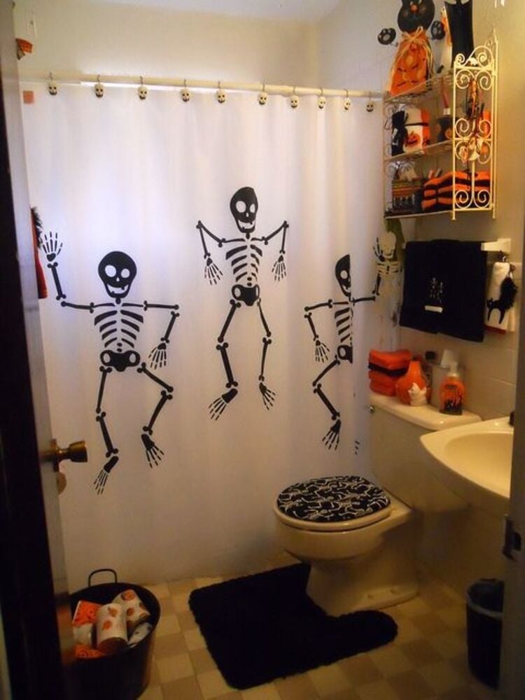 Banheiro decorado do Halloween.