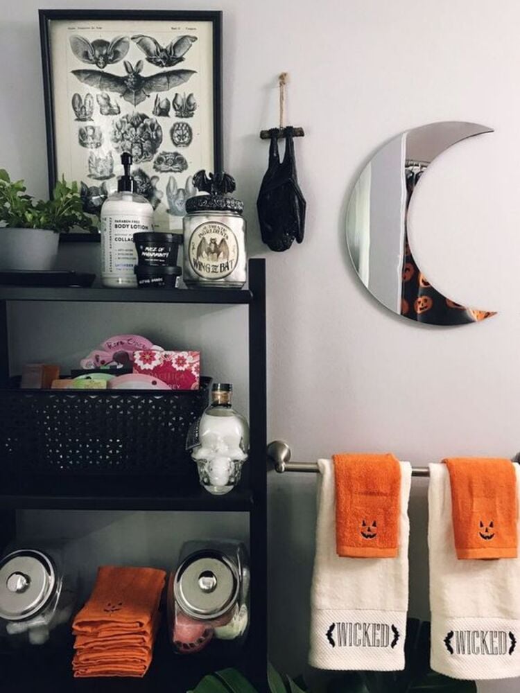 Decoração simples de Halloween para banheiro: toalhas no tema
