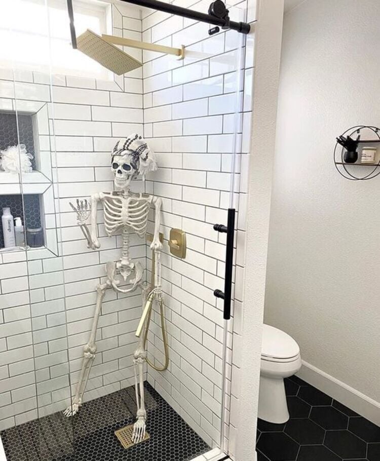 Banheiro com esqueleto no box