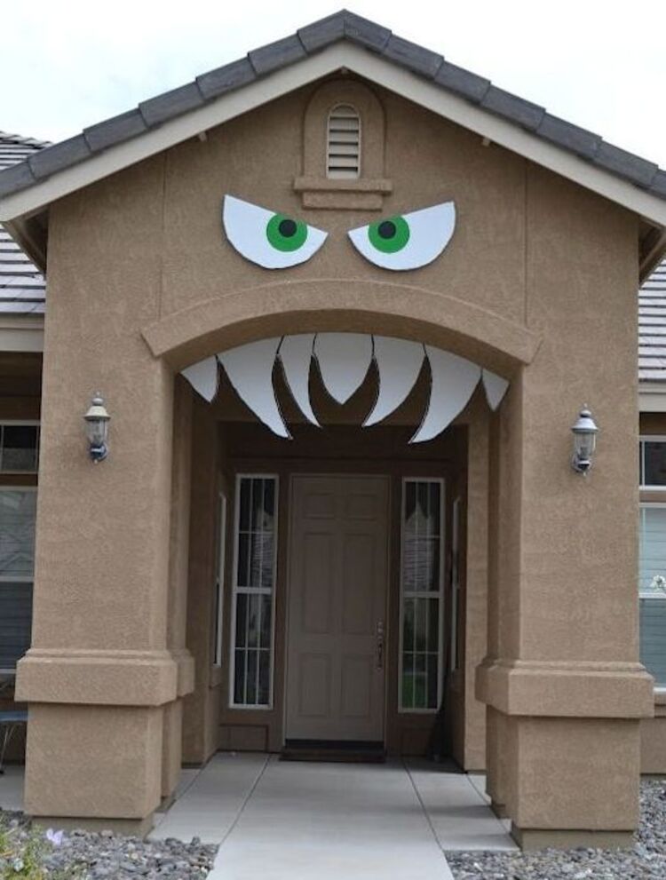 Olhos e dentes de monstro na entrada da casa: decor de dia das bruxas
