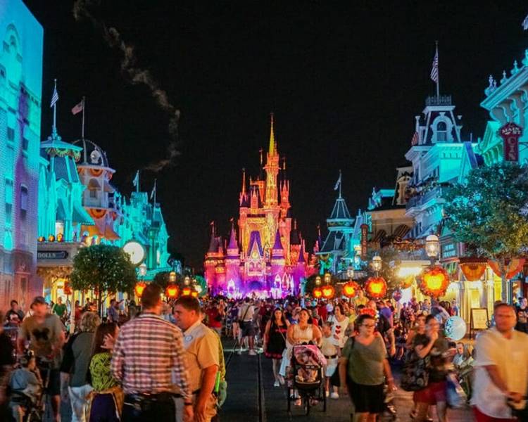 Foto de parque da Disney no Halloween.