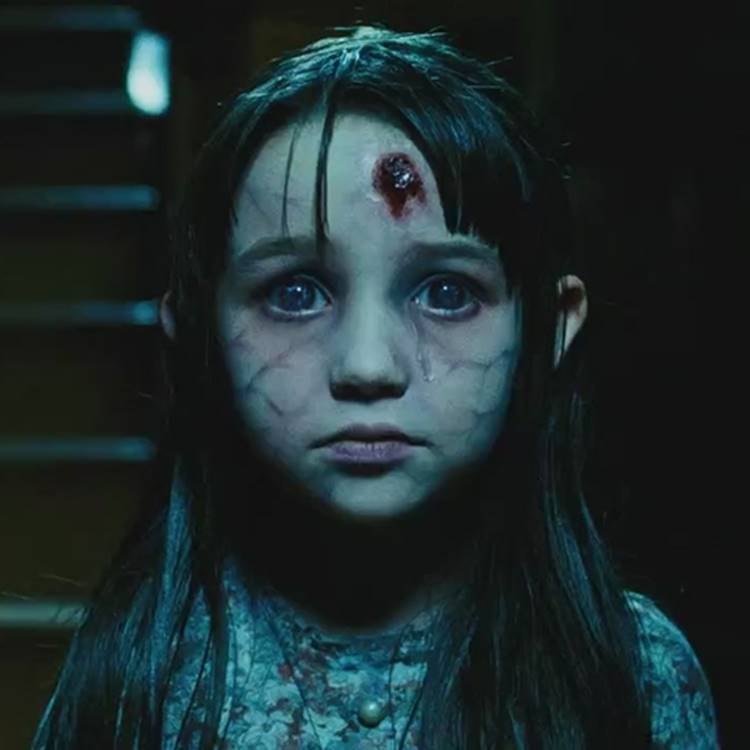 Foto da garotinha do filme “Horror em Amityville”.