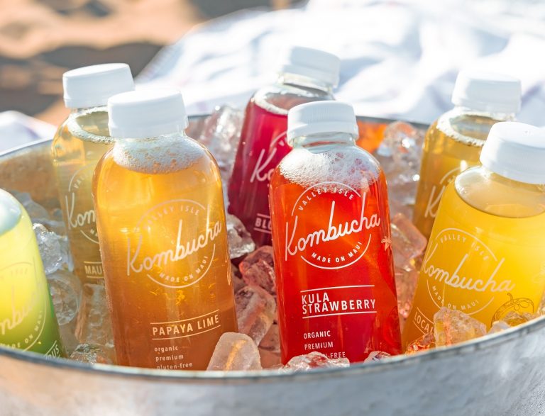 Balde de gelo com garrafas de kombucha.