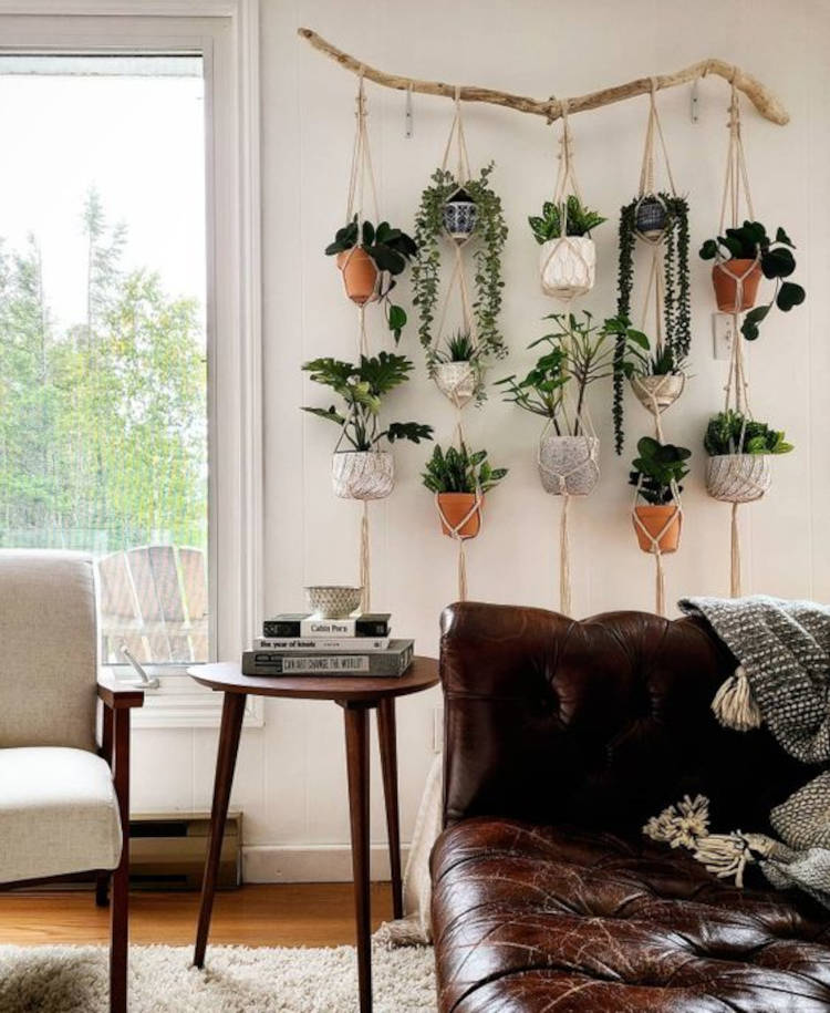 Sala de estar com sofá de couro. Parede decorada.