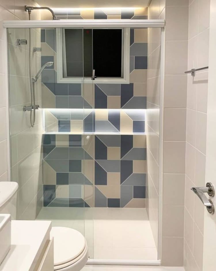 Banheiro com parede em tons de azul.