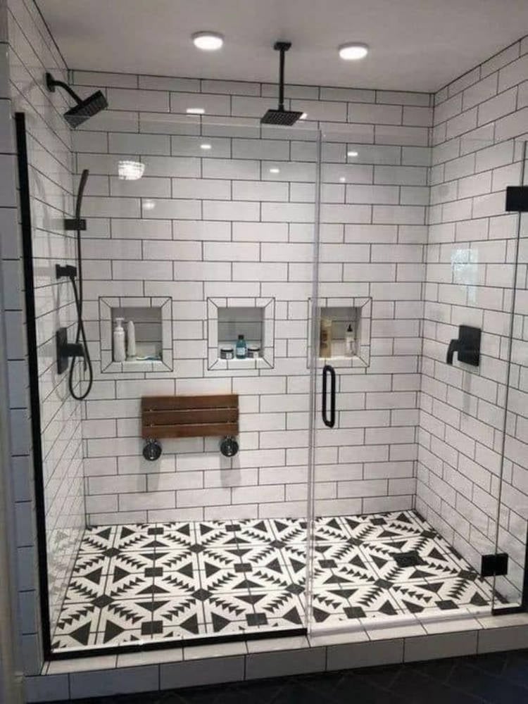 Decoração de banheiro com azulejo.