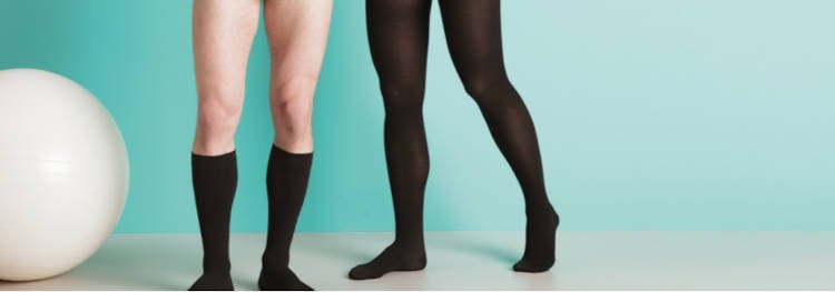 Homem e mulher usando meias pretas de compressão.