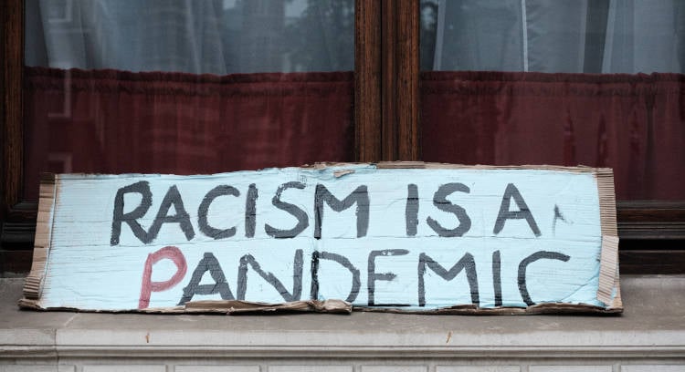 placa sobre racismo