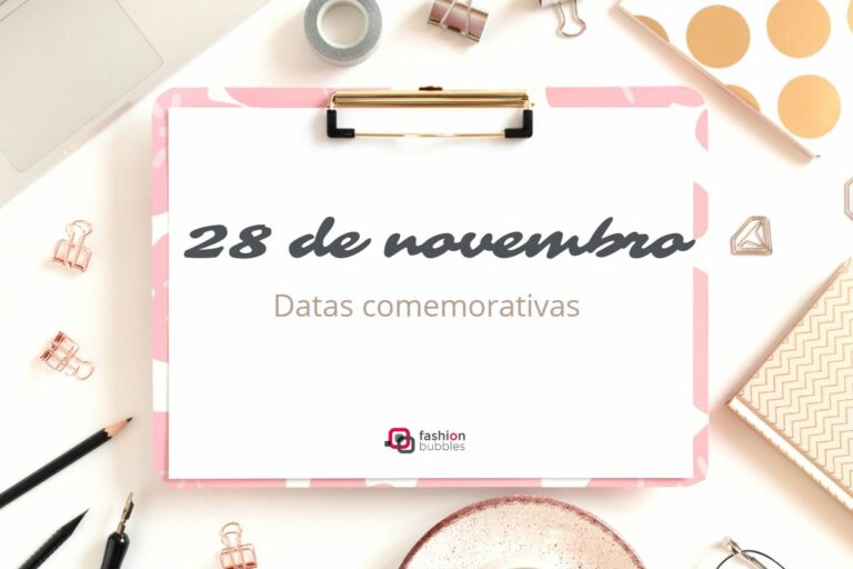 Imagem em fundo claro com objetos em cima. Por exemplo, grampos, fitas, lápis, canetas, notebook, caderno, etc. No centro, prancheta rosa e branca com folha de sulfite branca. Está escrito nela em cinza escuro "28 de novembro". Abaixo, em marrom, "Datas comemorativas". Mais abaixo, logo do Fashion Bubbles, em cinza e rosa.