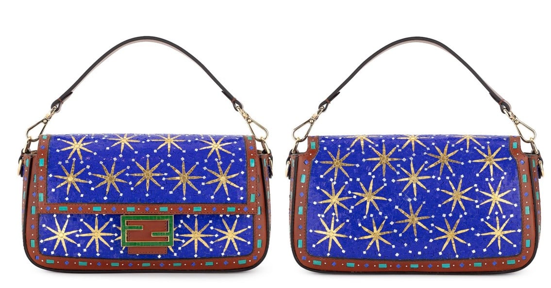 Foto vista frontal e costas da bolsa Baguette Fendi com mosaicos em cor azul e estrelas douradas.